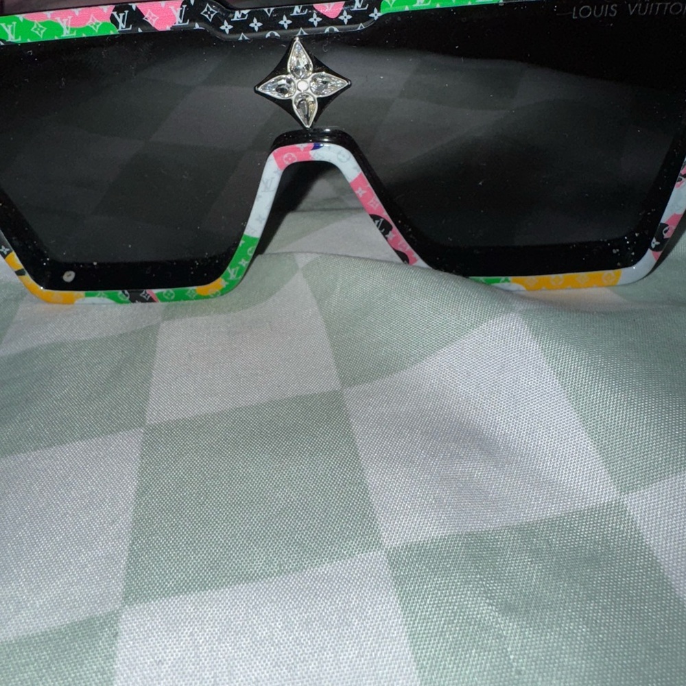 Stylish Black Sunglasses - Picture 5 of 5